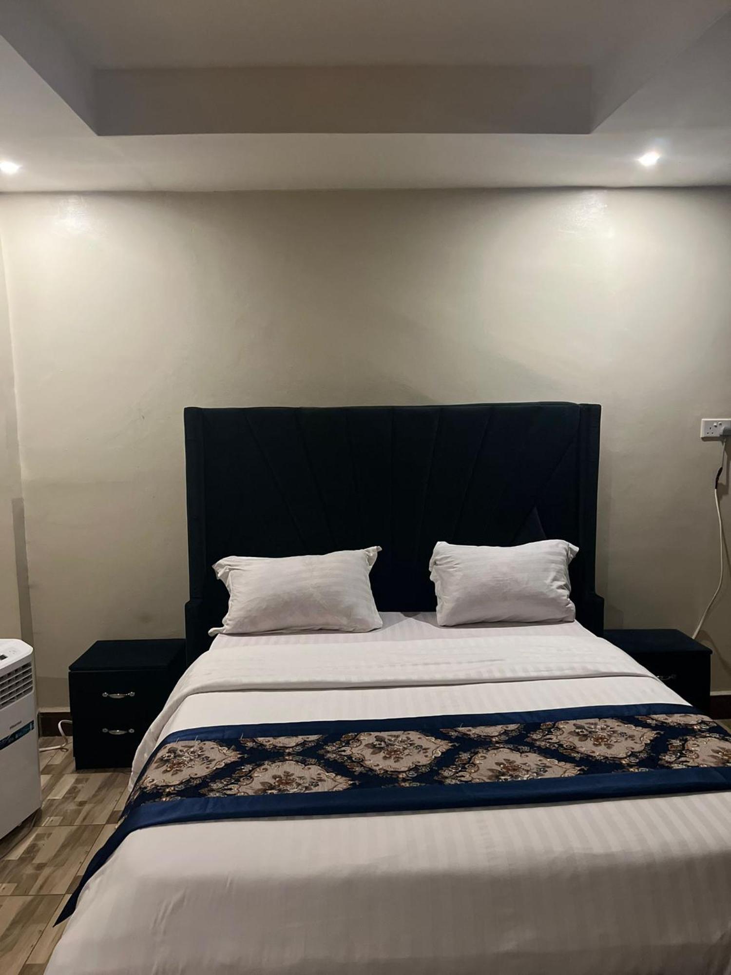 Royal Hotel Apartments カンパラ エクステリア 写真