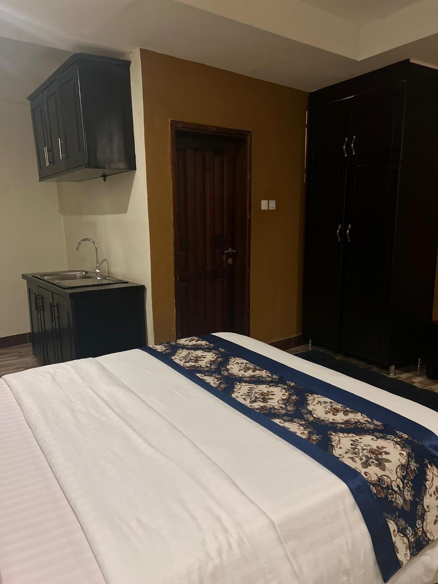 Royal Hotel Apartments カンパラ エクステリア 写真