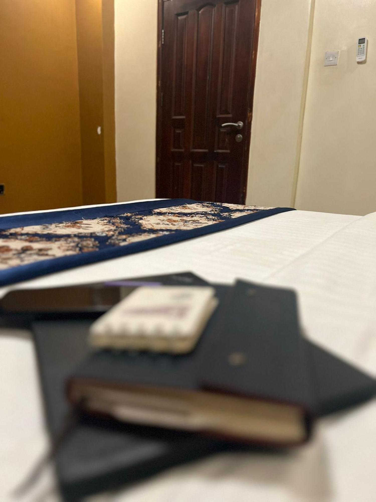 Royal Hotel Apartments カンパラ エクステリア 写真